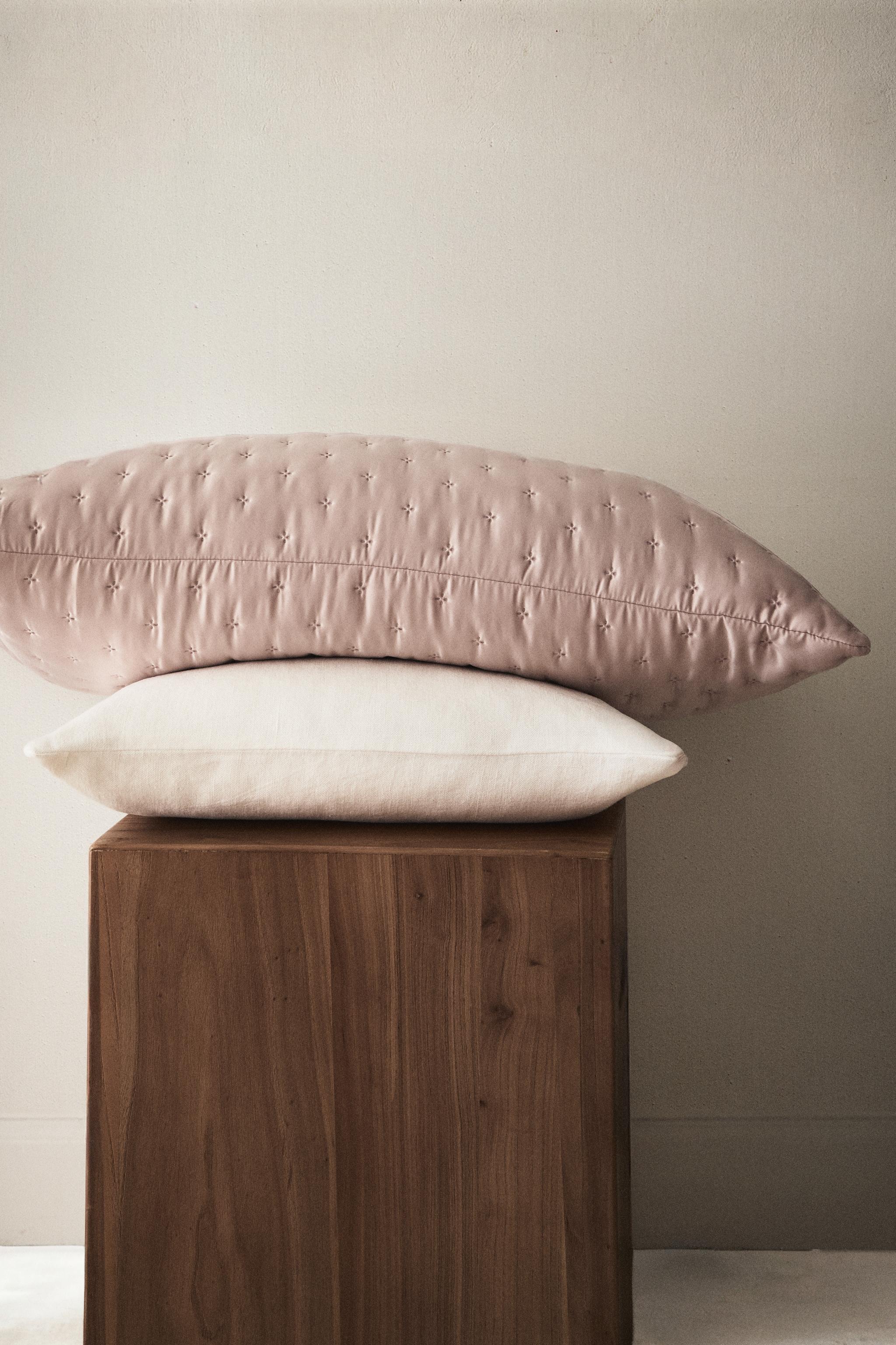PLAIN SATEEN PILLOW SHAM FOR QUILT WITH KNOTS